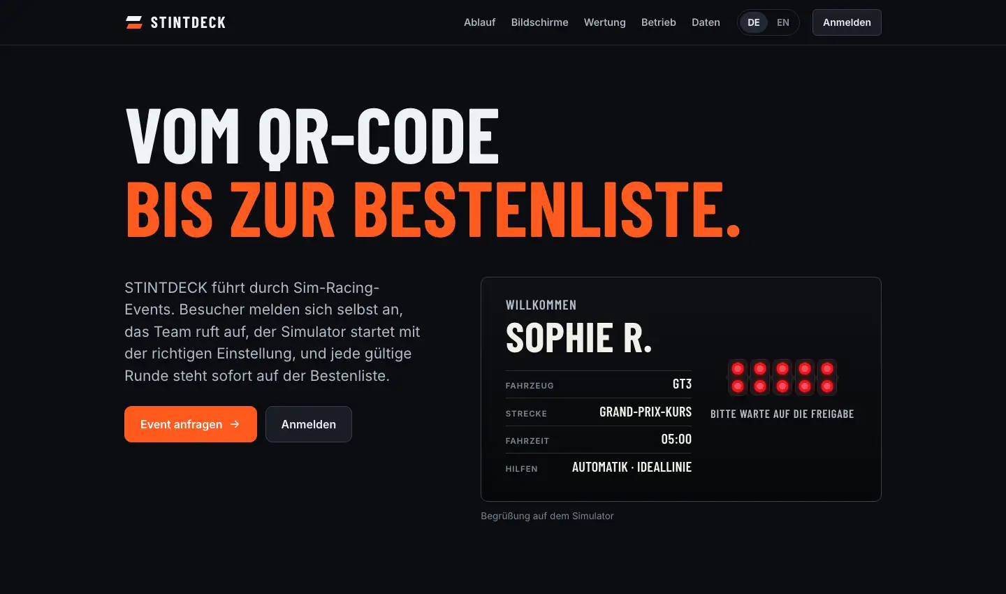 Die Startseite von STINTDECK mit der Überschrift „Vom QR-Code bis zur Bestenliste.“ neben einem Simulator-Bildschirm, der einen Fahrer unter fünf roten Startlichtern mit Namen begrüßt.